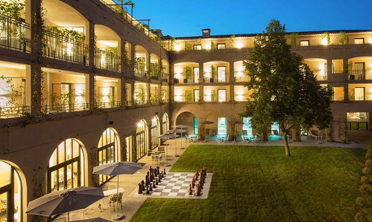 Aménagement d’un espace de restauration avec carrelage en sol et revêtements muraux, projet pour une aire d’autoroute en France