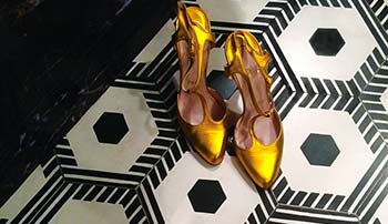 Carreaux de ciment à motifs graphiques noir et blanc pour sol décoratif en projet architectural sur mesure