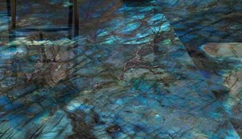 Carrelage luminescent intégré dans un espace architectural, créant des effets de lumière pour structurer les usages