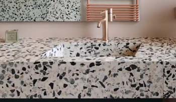 Terrazzo contemporain aux éclats minéraux pour sols et plans vasques en projet architectural sur mesure