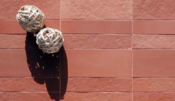 Terre cuite architecturale en revêtement mural aux teintes naturelles pour projet résidentiel ou hôtelier